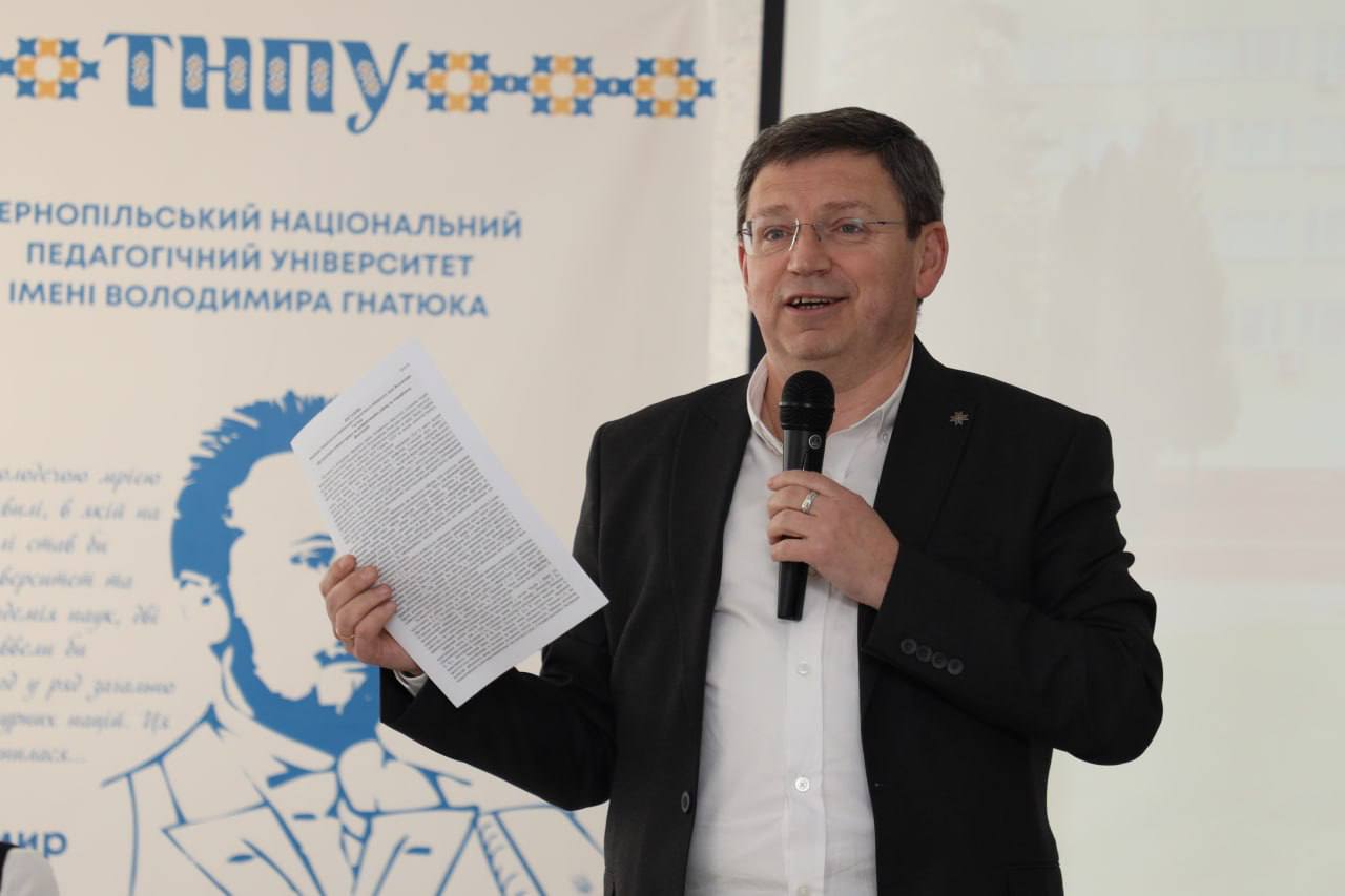 Rektor_profesor_Bohdan_Buiak_rozpochynaie_bereznevu_vchenu_radu